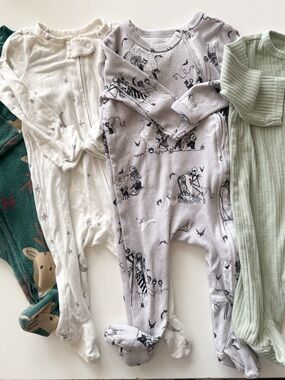 Lot of double zipper sleep and plays